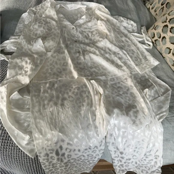 Natori Decadence Cream Pajamas Set with robe - Picture 9 of 10